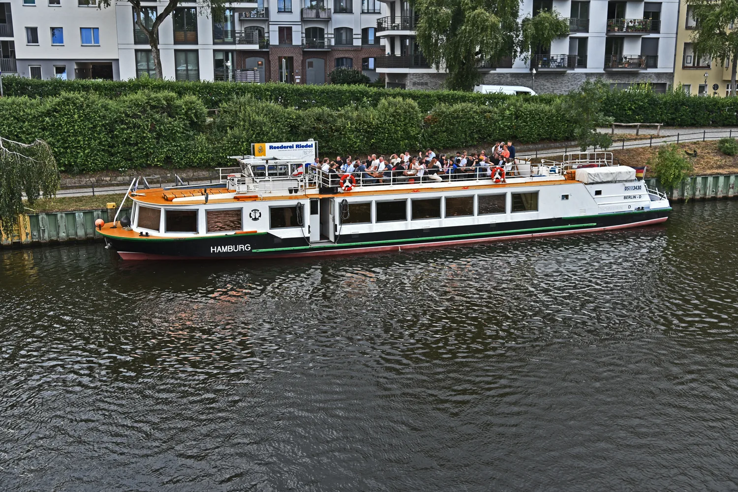 MS Hamburg mit großer Geburtstagsgesellschaft an Deck auf der Spree