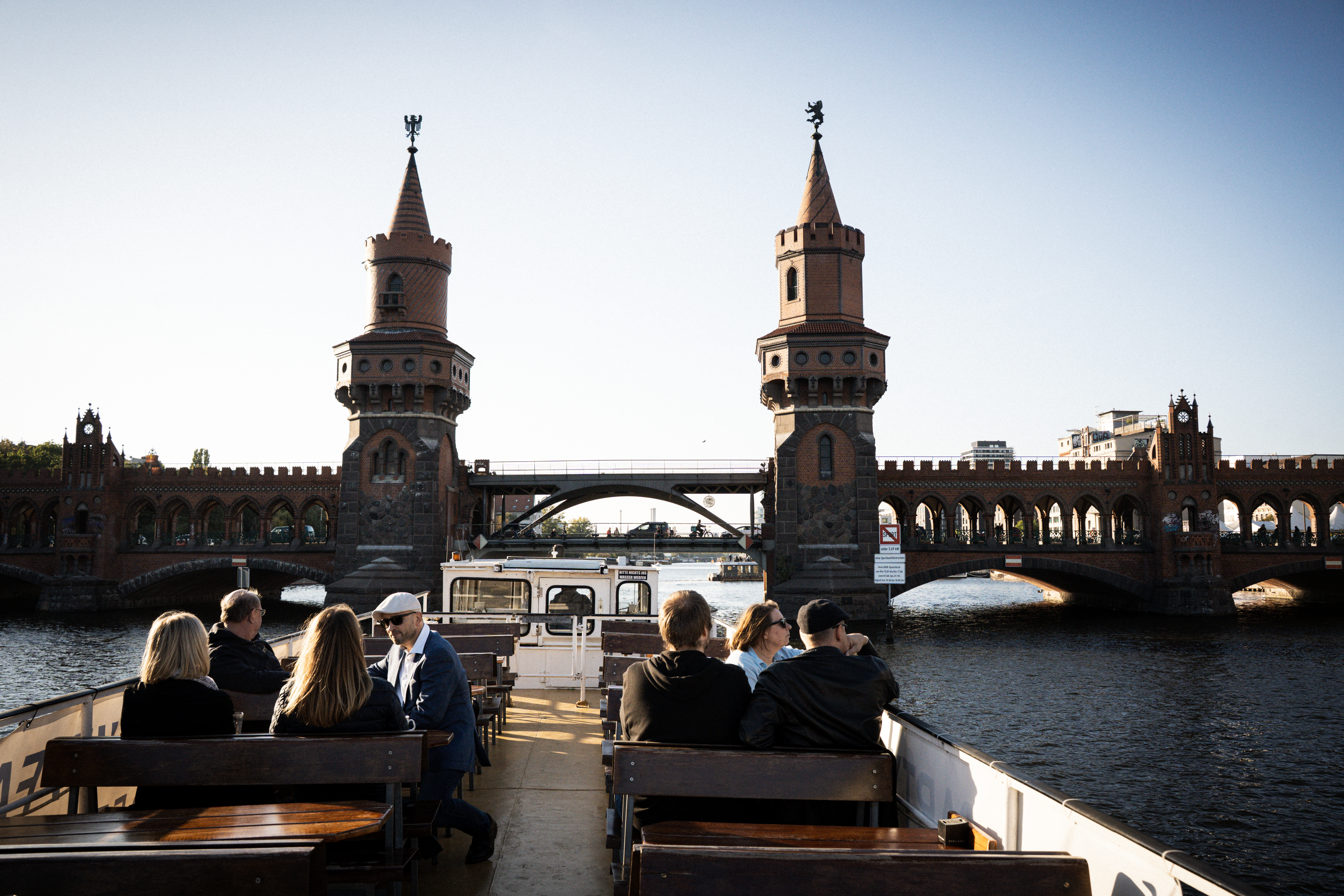 Oberdeck der MS Hamburg mit Außenbar im Sommer